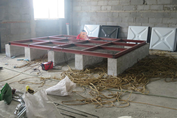 不銹鋼水箱在安裝時(shí)用不用槽鋼底座？